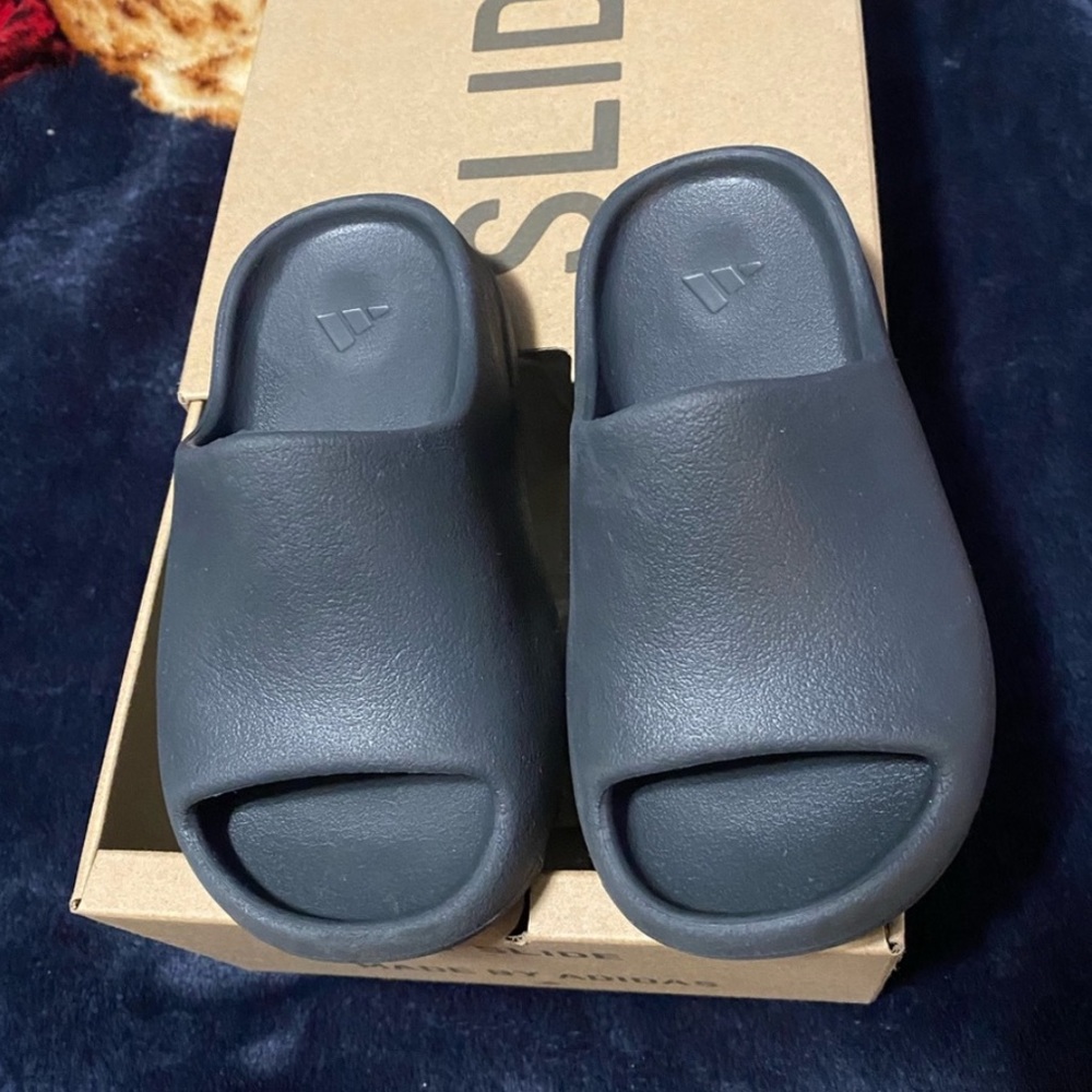 Yezzy slides Kids color ONYX .